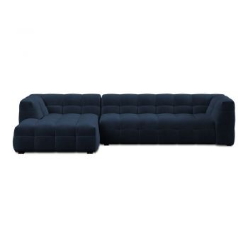 Colțar cu tapițerie din catifea și șezlong pe partea stângă Windsor & Co Sofas Vesta, albastru la reducere